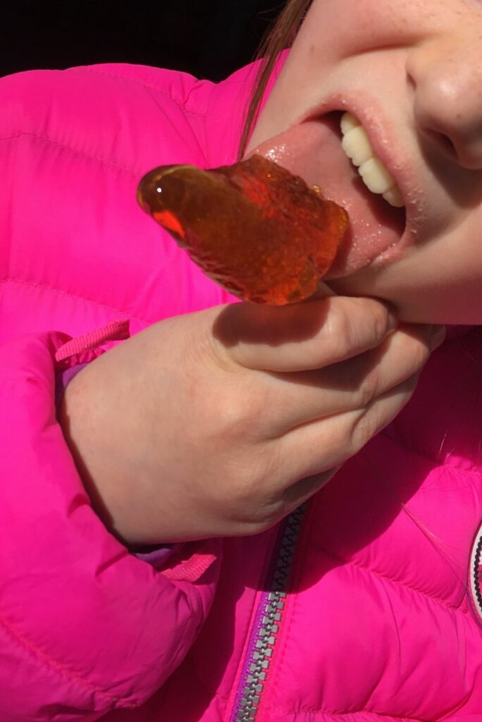 Petite fille tire à l'érable animation Petite fille tire à l'érable animation